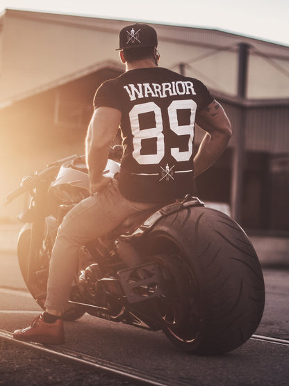 Schwarzes Fitness Shirt mit großer Zahl 89 auf dem Rücken
