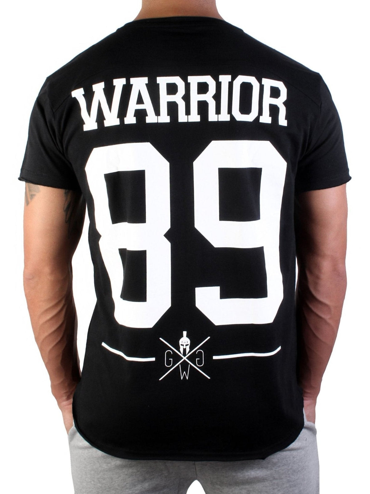 Schwarzes Gym T-Shirt mit weißem Warrior 89 Print im Trikot-Stil auf dem Rücken