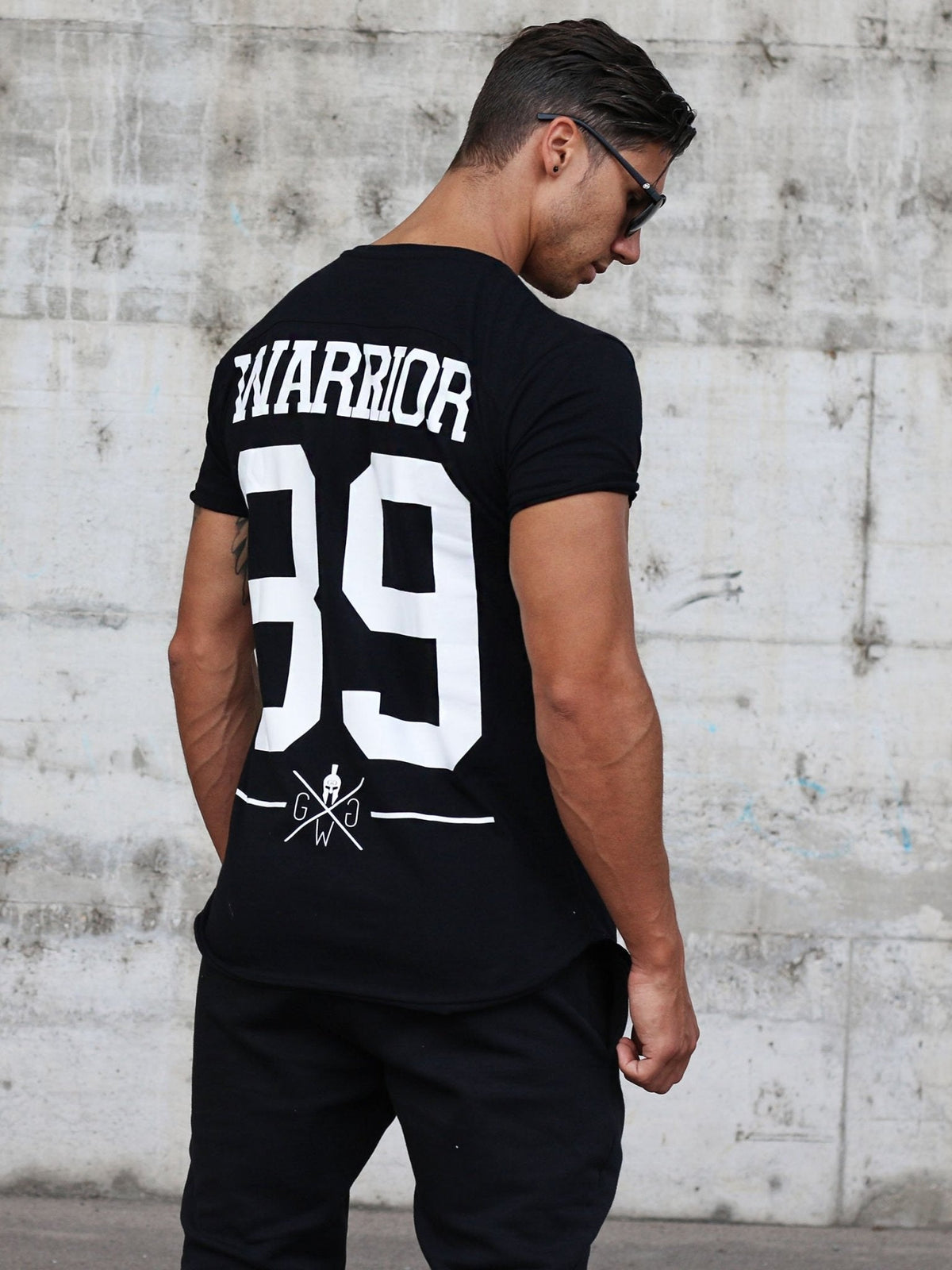 Herren im schwarzen Warrior 89 Shirt, Rückenansicht