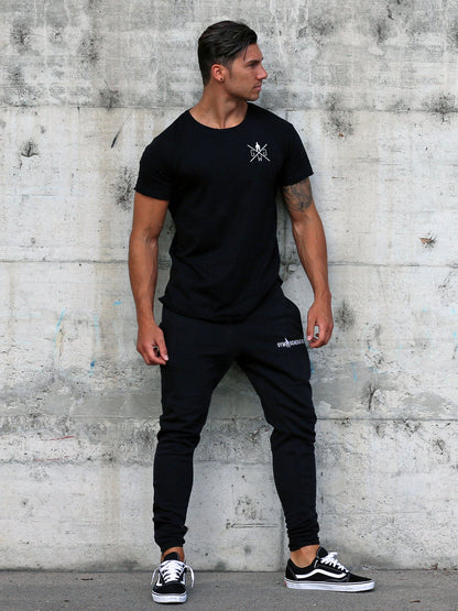 Schwarzes Gym Outfit aus T-Shirt und Trainingshose am Model