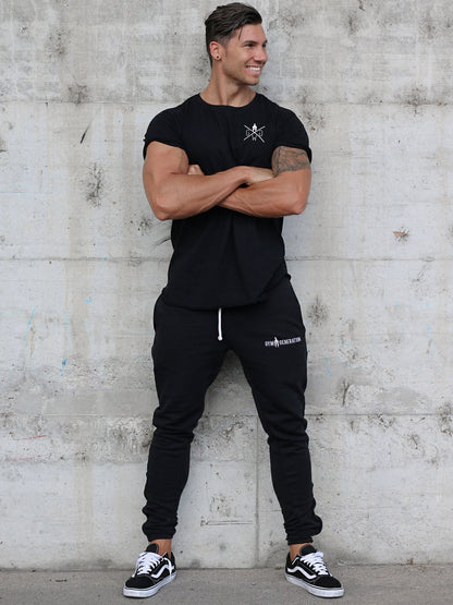 Komplettes schwarzes Trainingsoutfit im Fitnessstudio