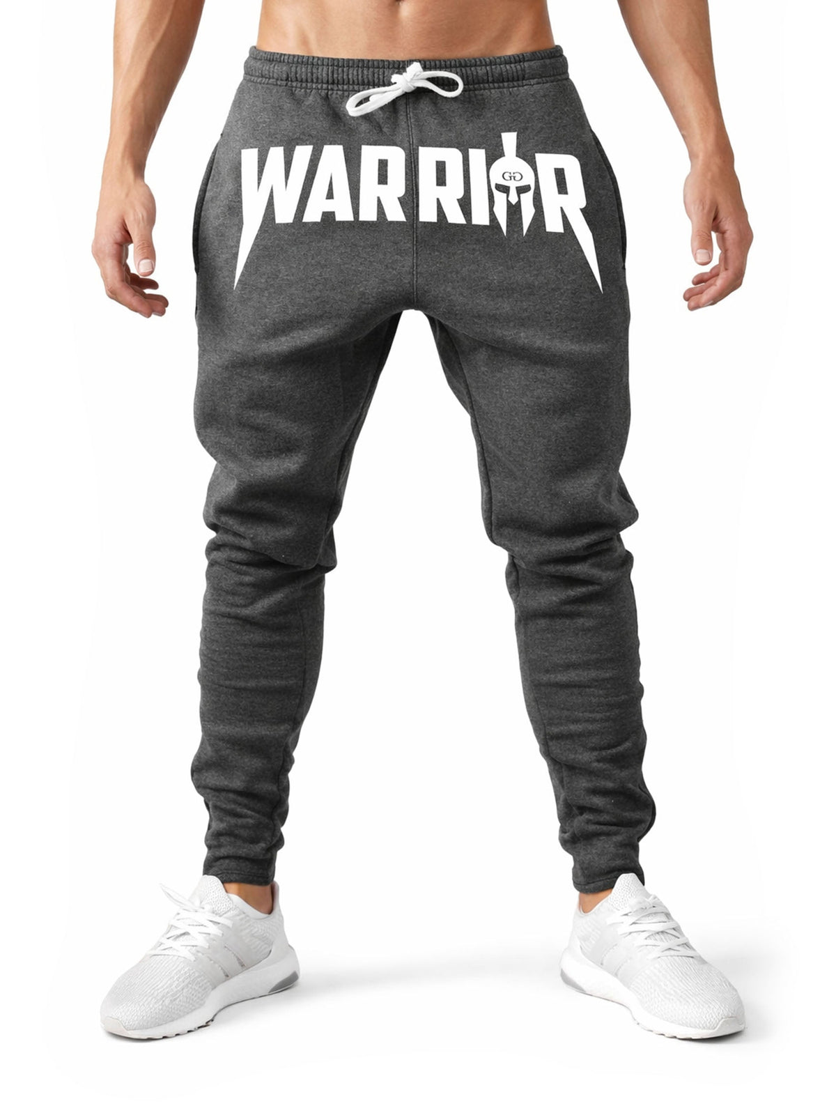Dunkelgraue Jogginghose Warrior mit großem weißem Schriftzug, Vorderansicht