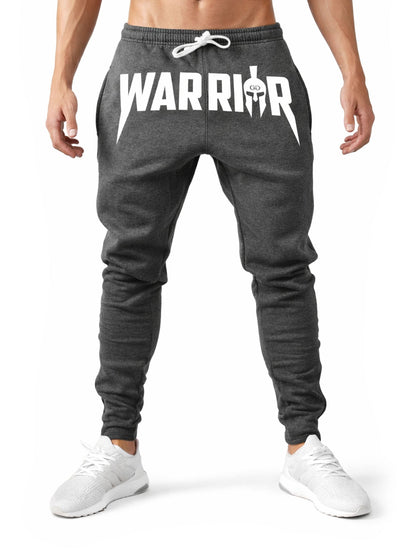 Dunkelgraue Jogginghose Warrior mit großem weißem Schriftzug, Vorderansicht
