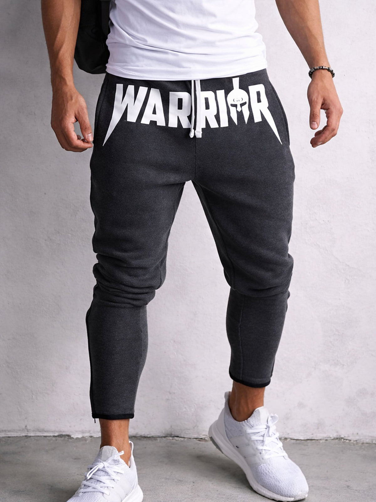 Warrior Print auf der dunkelgrauen Fitnesshose im Detail