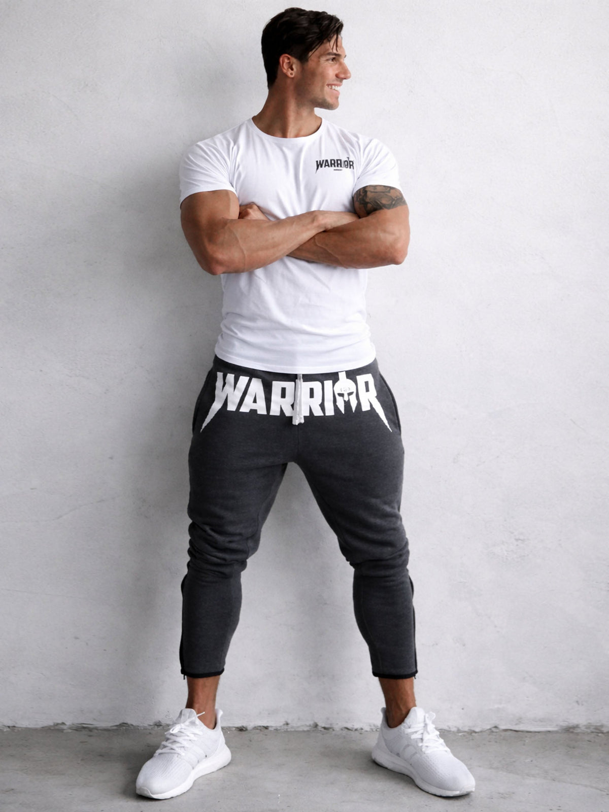 Herren Jogginghose in Dunkelgrau am Model mit weißem Shirt