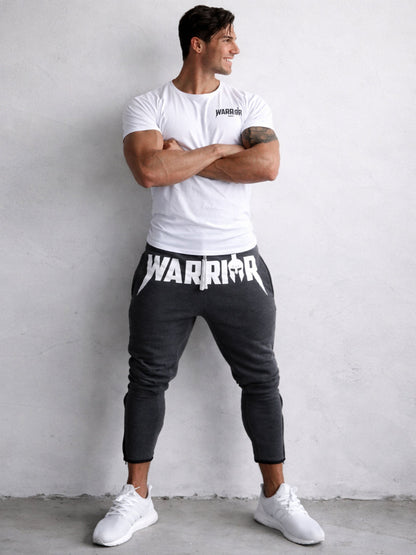 Herren Jogginghose in Dunkelgrau am Model mit weißem Shirt