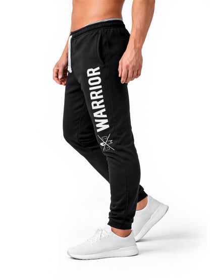 Seitenansicht der schwarzen Trainingshose mit Warrior Schriftzug