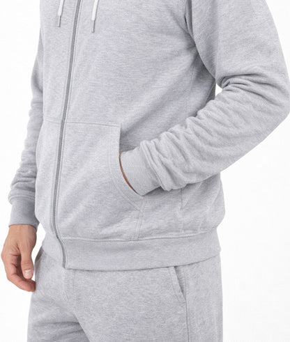 Reißverschluss und Vordertasche des grauen Hoodies im Detail