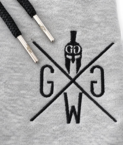 Schwarz gesticktes Logo auf dem grauen Hoodie im Detail