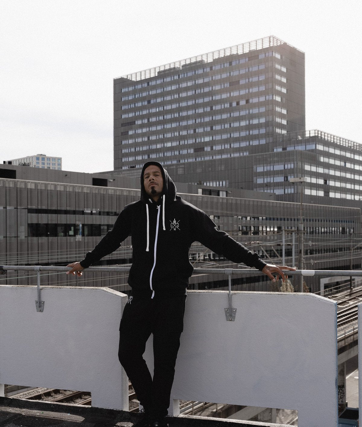 Gym Hoodie Herren mit Kapuze im Studio