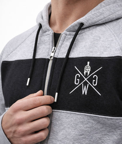 Weiße Logo-Stickerei, Zipper und Kordeln im Detail
