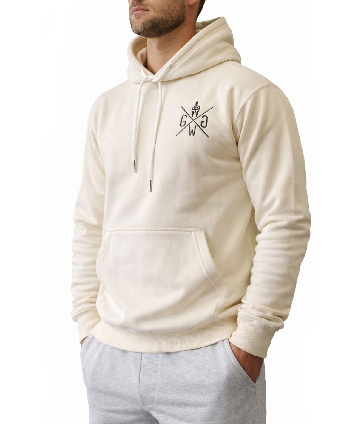 Cremefarbener Kapuzenpullover mit Brustlogo, schräge Frontansicht