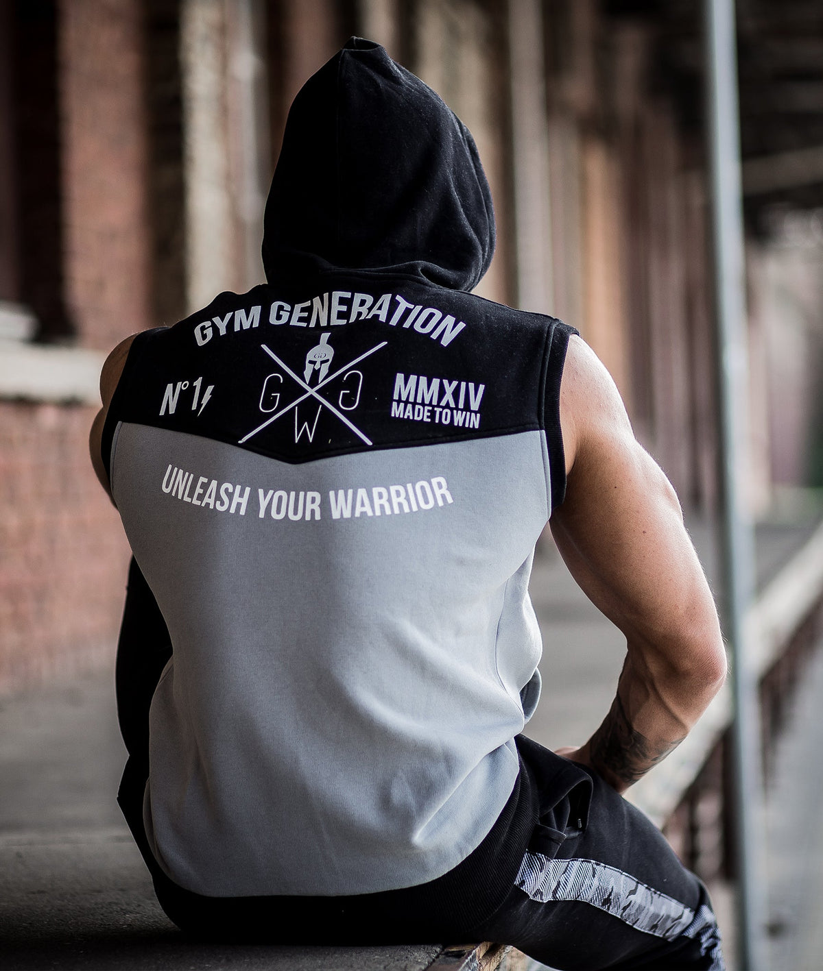 Großer Rückenprint auf dem ärmellosen Gym Hoodie