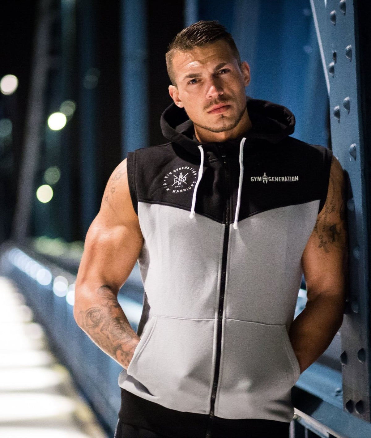 Hoodie ohne Ärmel für Herren in Schwarz-Grau am Model