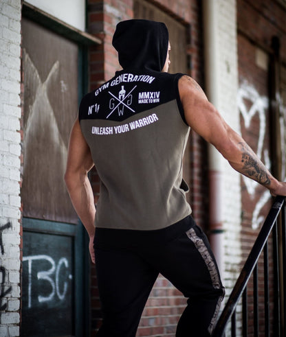 Rückenansicht des olivgrünen Hoodies ohne Ärmel mit großem Print
