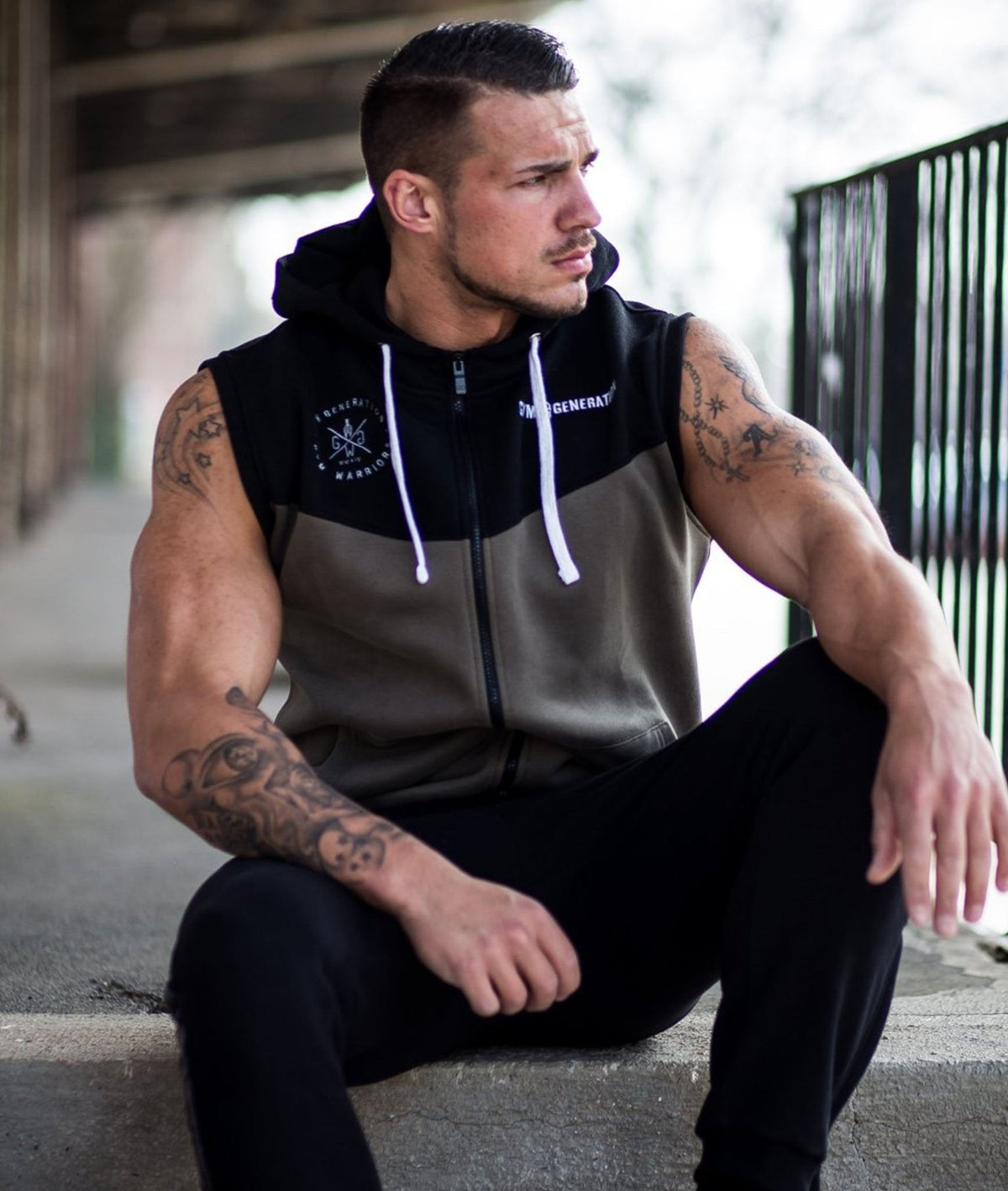Ärmelloser Gym Hoodie in Olive mit schwarzem Schulterteil am Model