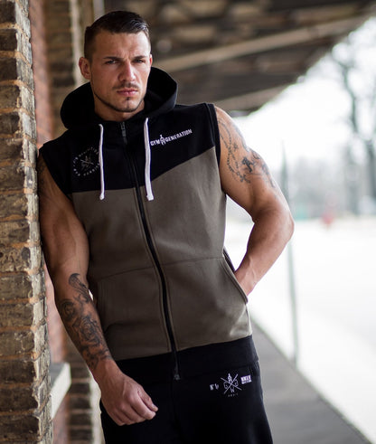 Ärmelloser Sport Hoodie in Olive draußen getragen