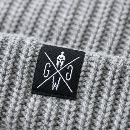 Schwarzes Weblabel mit Logo auf dem Umschlag der grauen Mütze