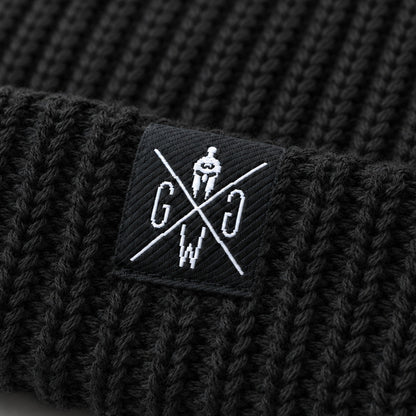 Weißes Logo-Label mit Spartanerhelm auf dem Rippstrick im Detail