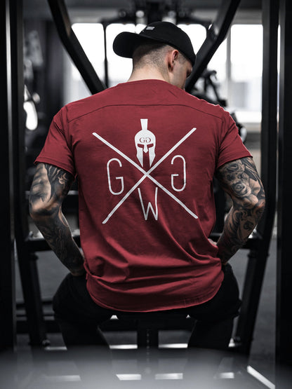 Großer weißer Rückenprint auf dem bordeauxroten Fitness Shirt