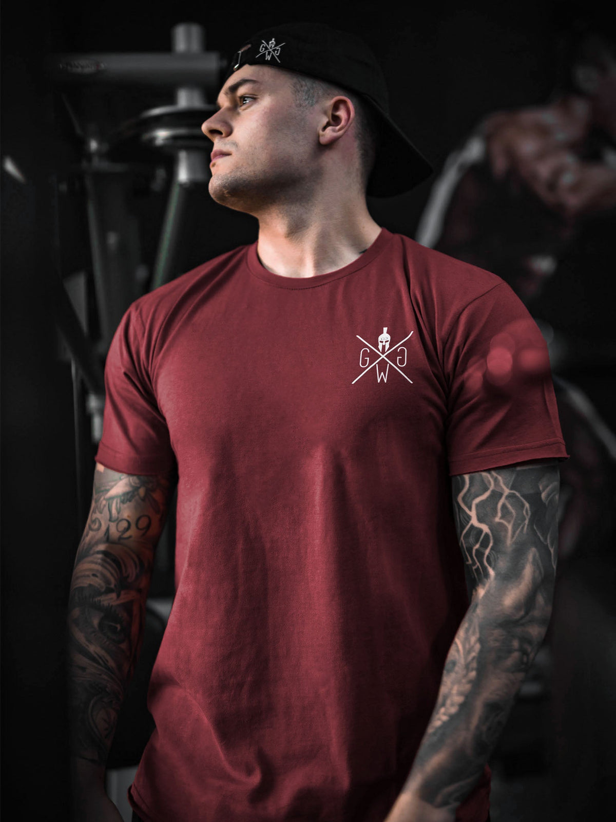 Model im Gym T-Shirt in Bordeaux, Frontansicht