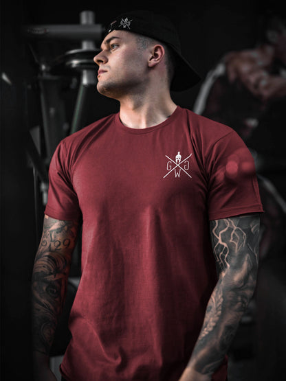 Model im Gym T-Shirt in Bordeaux, Frontansicht