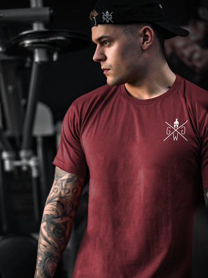 Bordeauxrotes Gym Shirt am Model, seitliche Ansicht