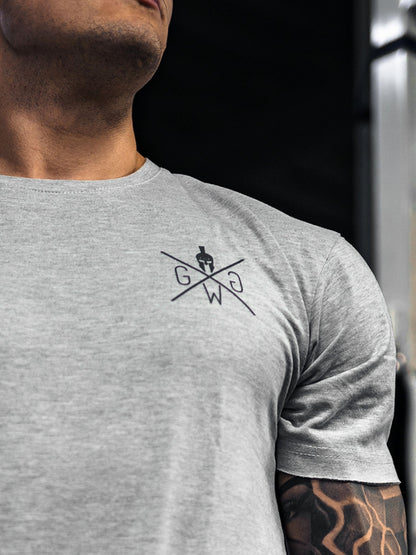 Kleines schwarzes Logo auf der Brust des grauen Shirts