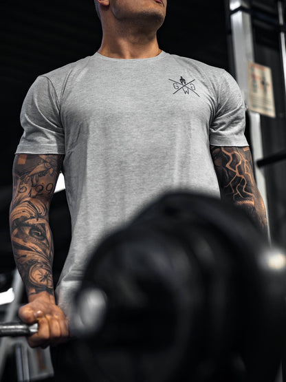 Model im hellgrauen Trainingsshirt, Frontansicht