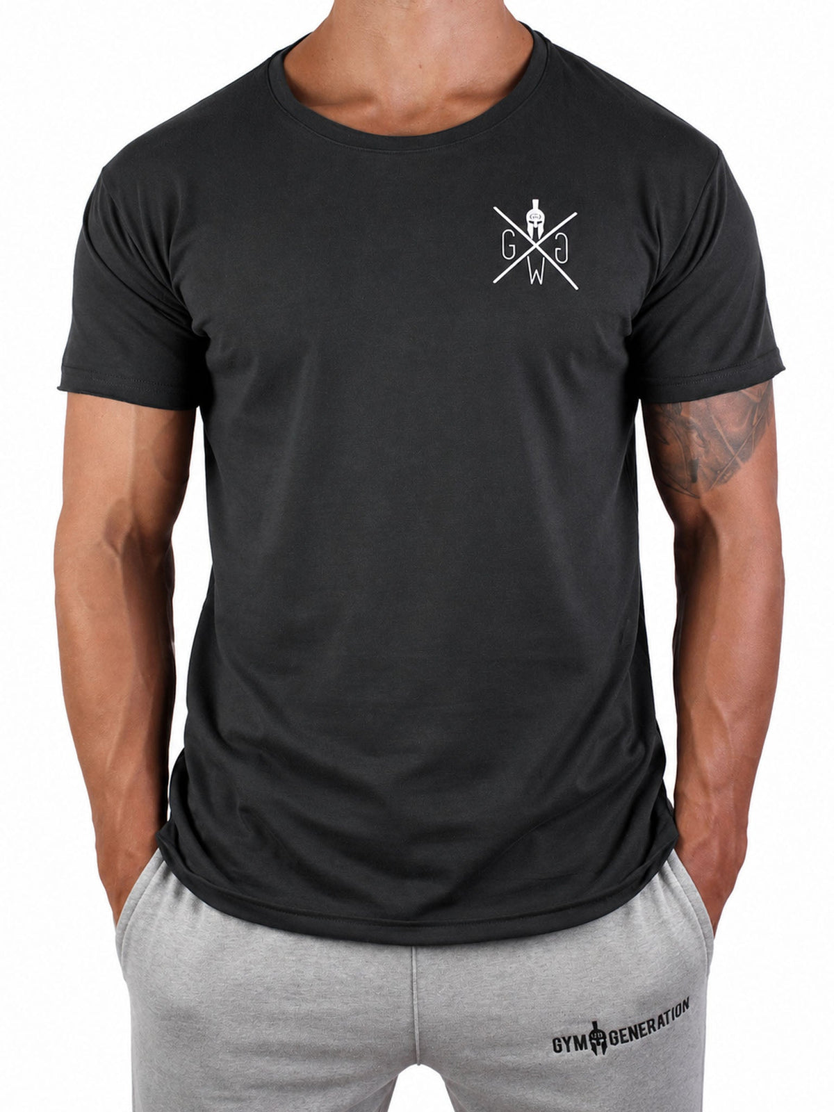 Dunkelgraues Gym T-Shirt Warrior mit weißem Brustlogo, Vorderansicht