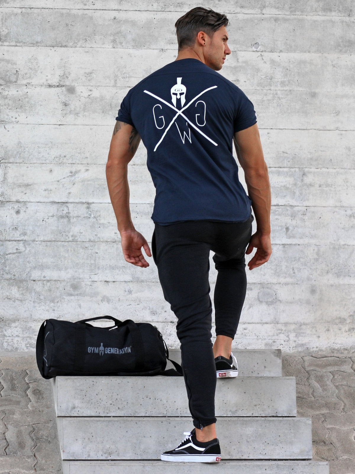 Großer weißer Rückenprint auf dem navyblauen Fitness Shirt