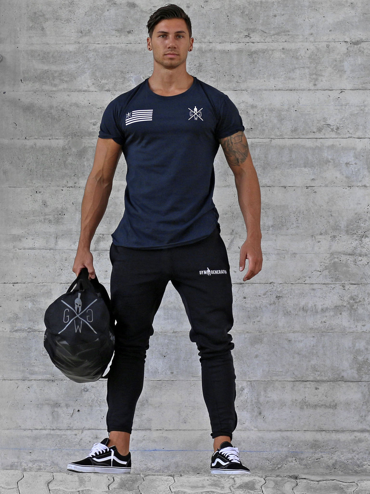 Dunkelblaues Trainingsshirt für Herren am Model, Frontansicht