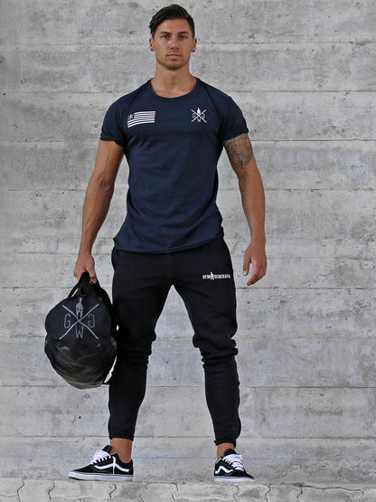 Dunkelblaues Trainingsshirt für Herren am Model, Frontansicht