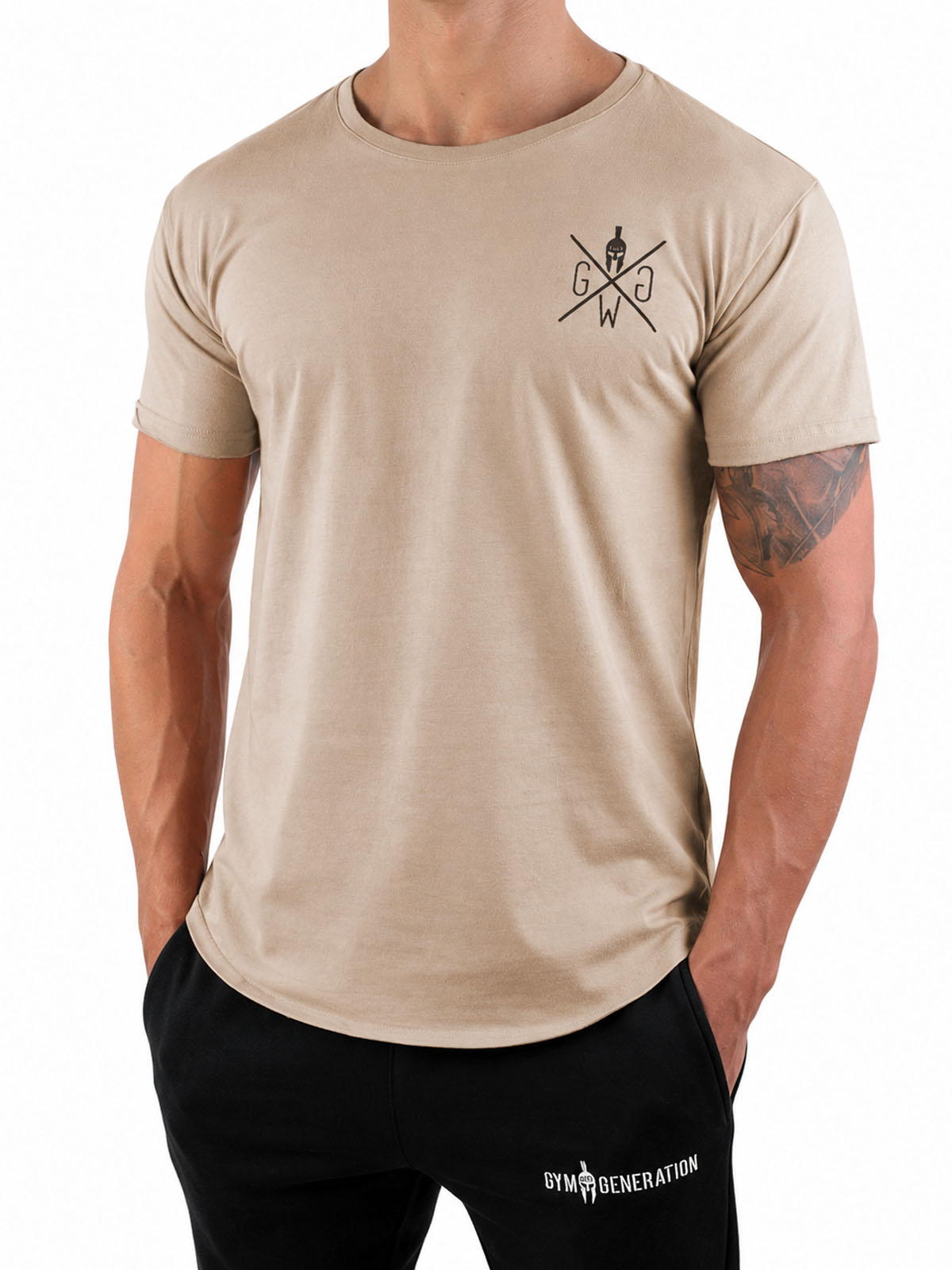 Off-White Shirt mit kleinem Brustlogo, kombiniert mit schwarzer Trainingshose