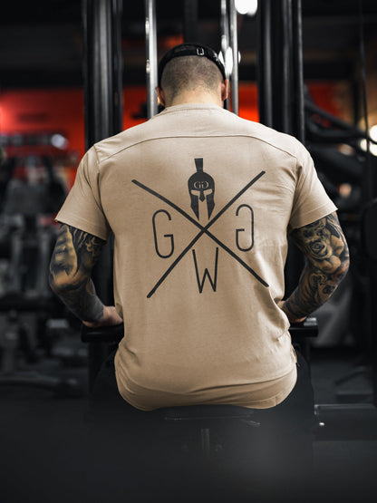 Helles Trainingsshirt mit Rückenprint im Studio