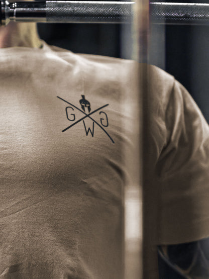 Dunkles Logo auf der Brust des Off-White Shirts im Detail