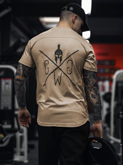 Rückenansicht des Off-White Shirts am Model