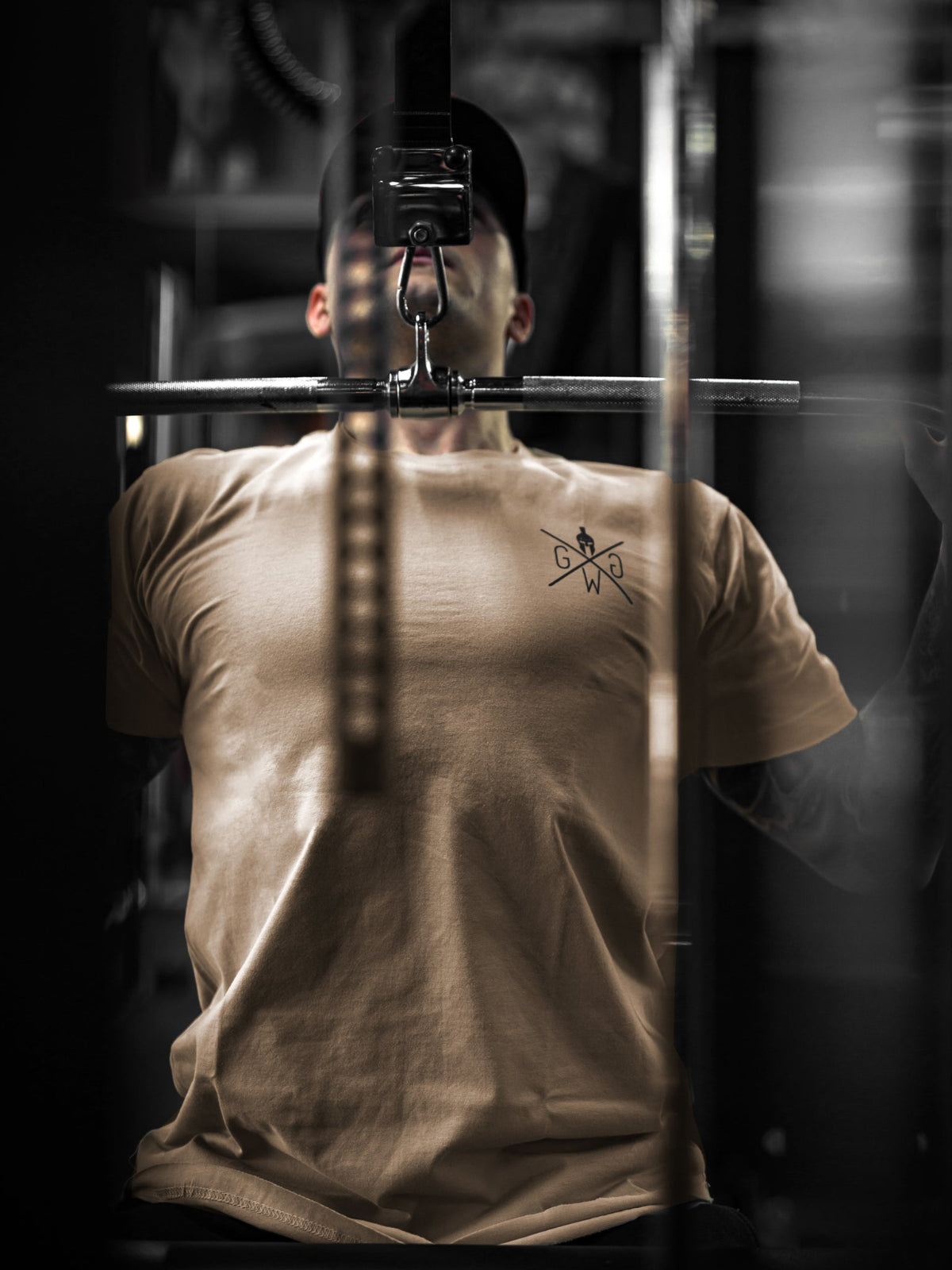 Cremefarbenes Gym Shirt für Herren, Frontansicht am Model