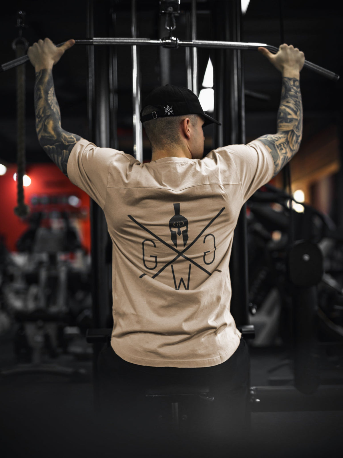 Model im hellen Fitness T-Shirt im Gym