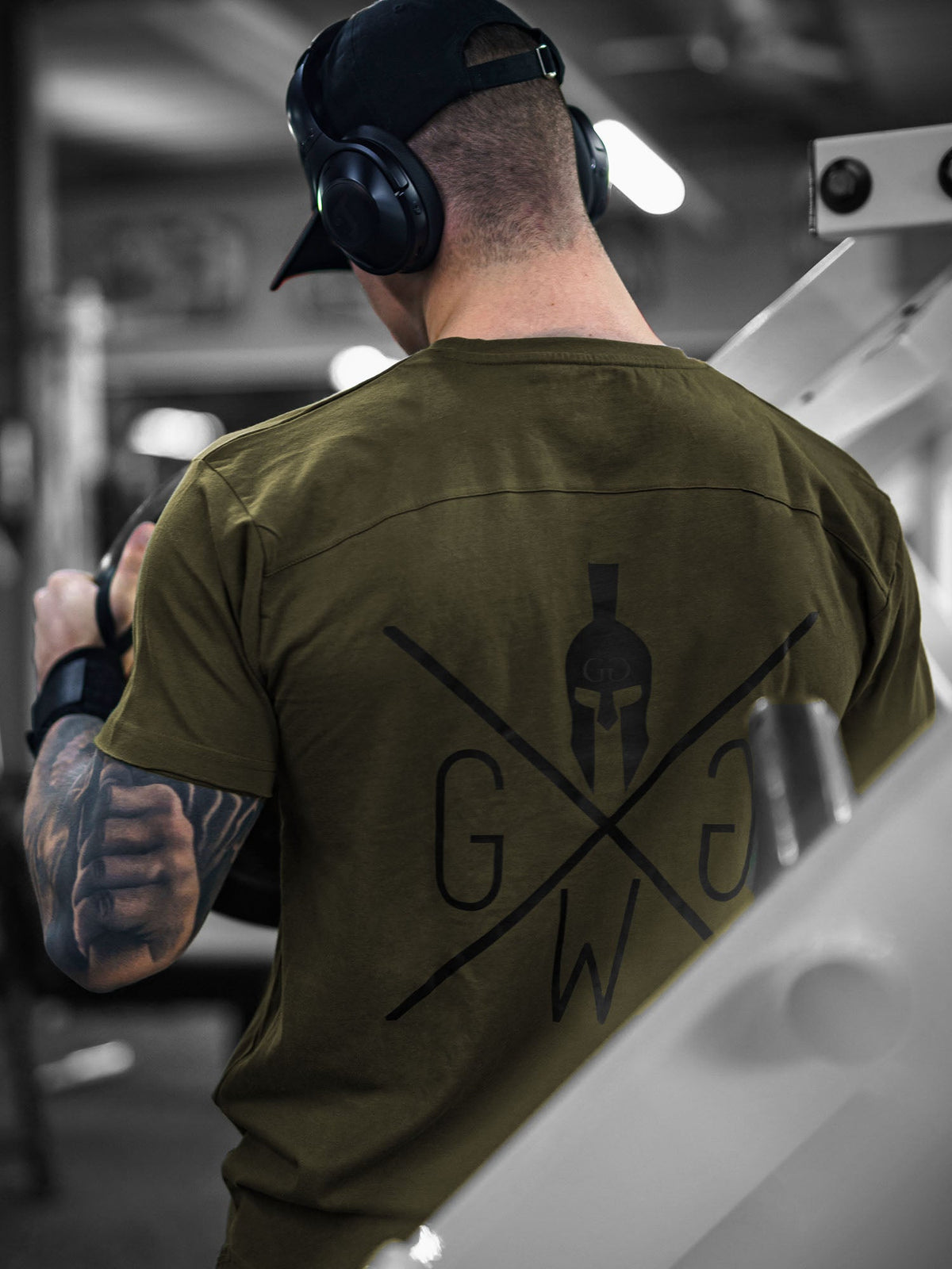 Großer schwarzer Rückenprint auf dem oliven Fitness Shirt