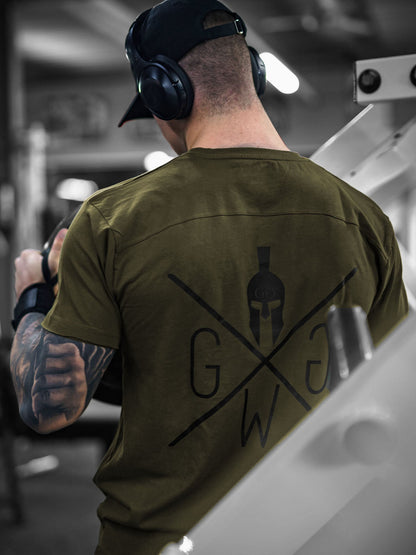 Großer schwarzer Rückenprint auf dem oliven Fitness Shirt
