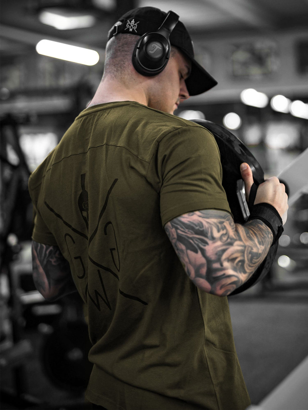 Olives Gym Shirt in der Seitenansicht am Model