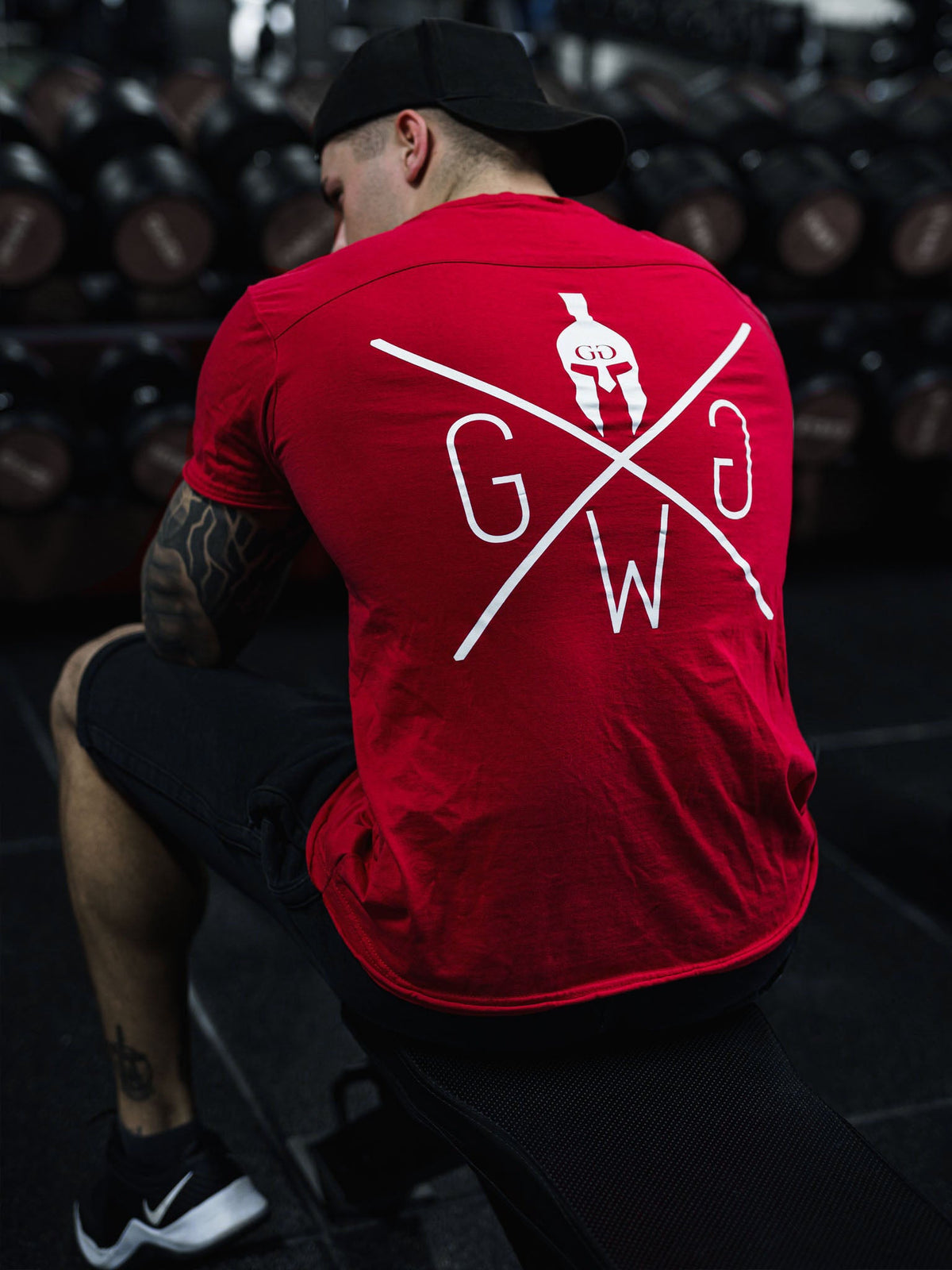 Großer weißer Rückenprint auf dem roten Fitness Shirt