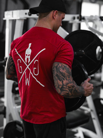 Rotes Trainingsshirt am Model, Rückenansicht