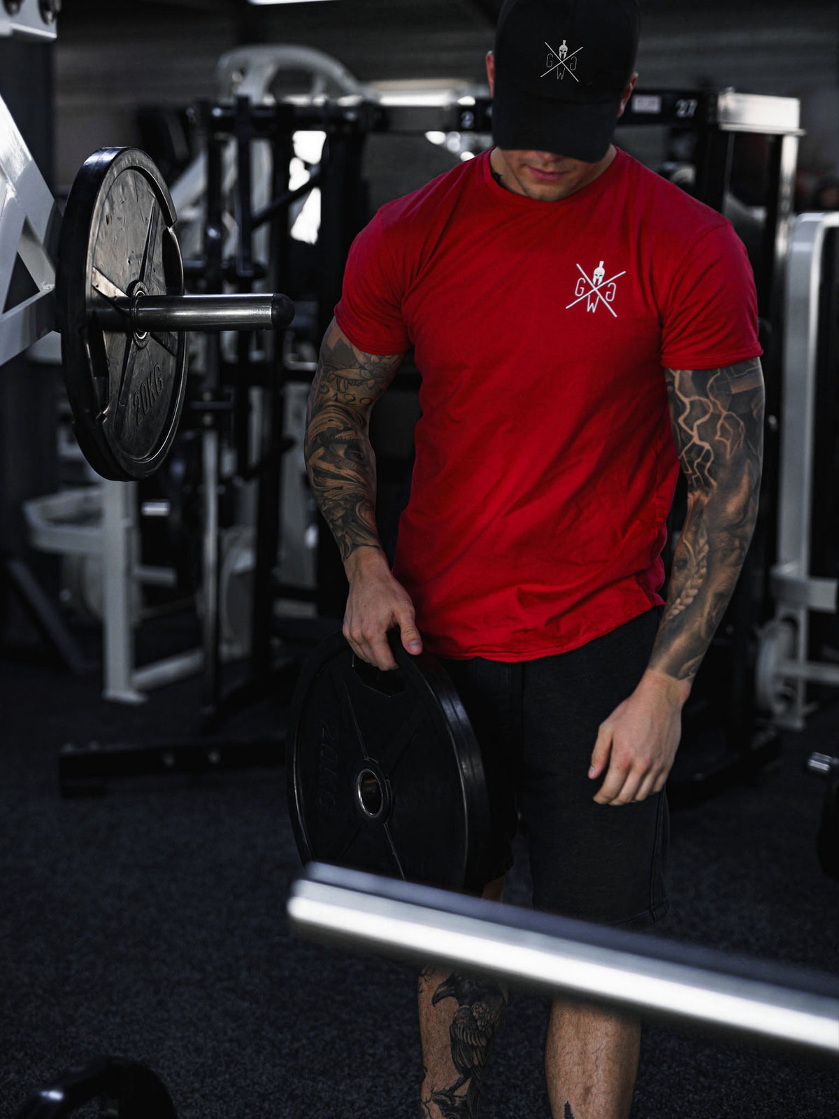 Herren im roten Gym Shirt, Frontansicht