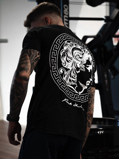 Schwarzes Trainingsshirt in schräger Ansicht am Model