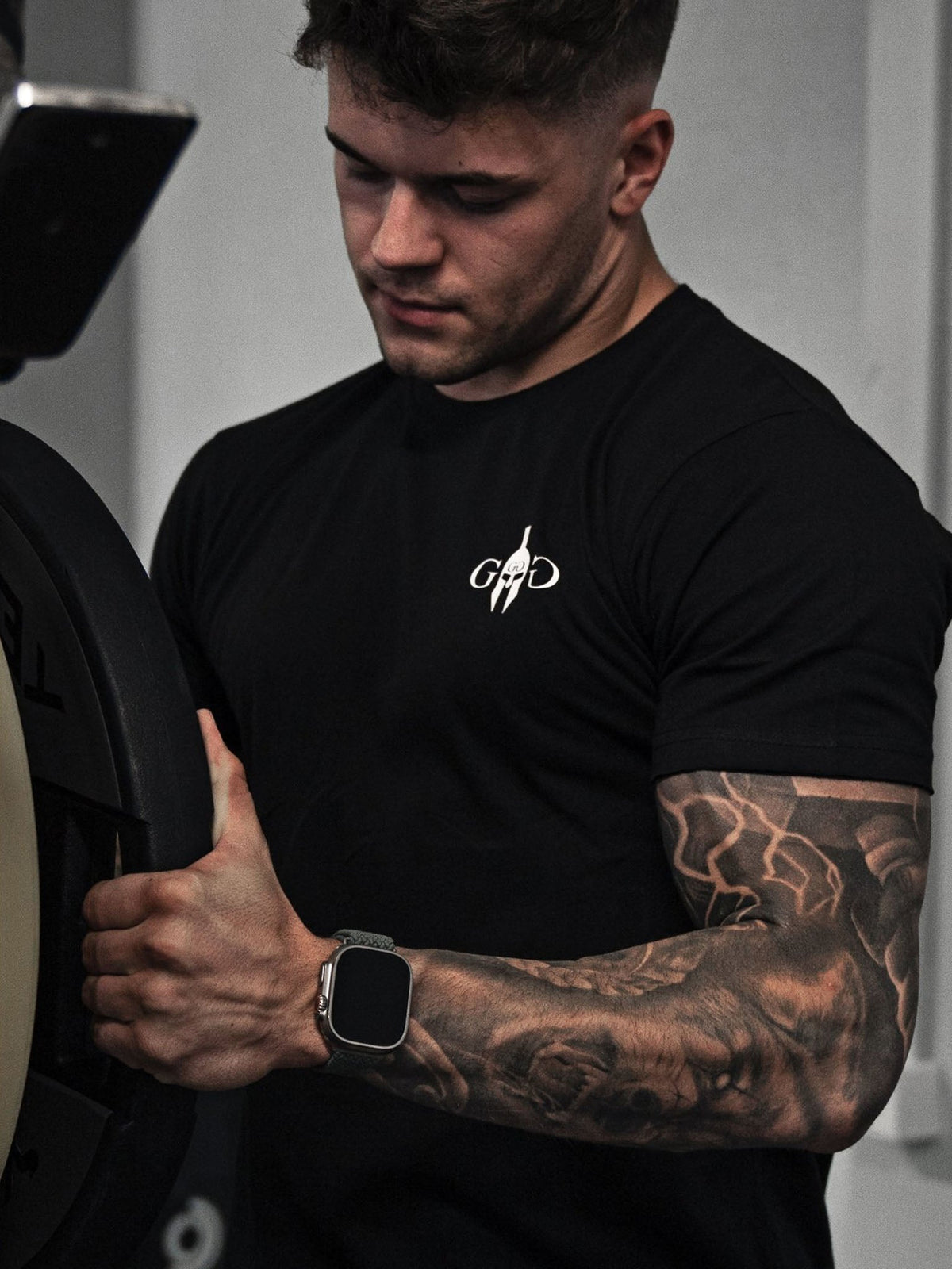 Vorderseite des schwarzen Fitness Shirts am Model