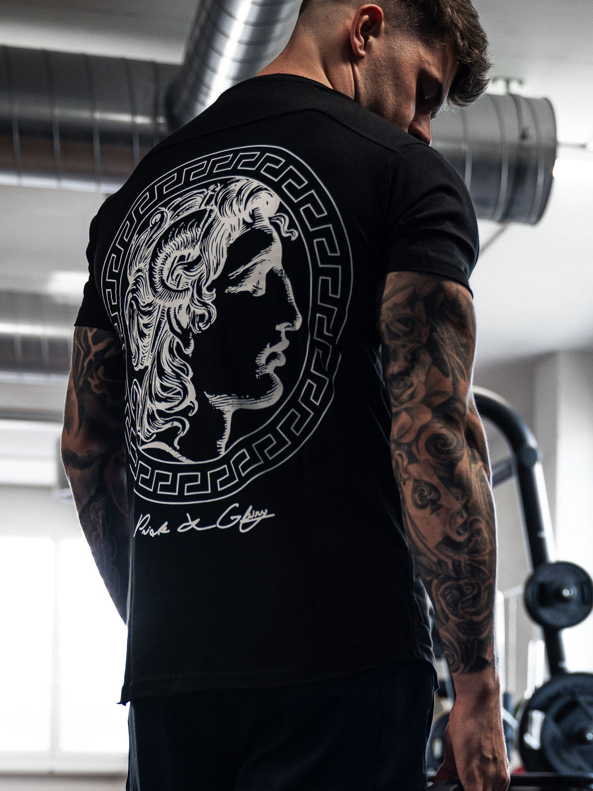Model im Alexander the Great Shirt, Seitenansicht