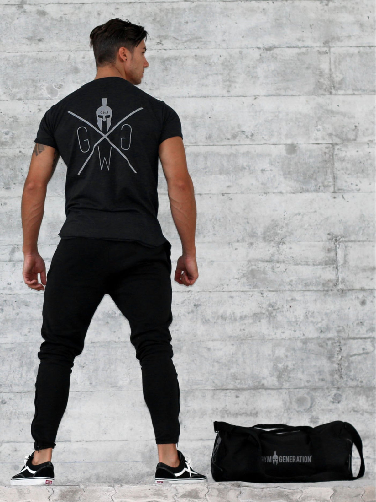 Model im schwarzen Gym Shirt, Rückenansicht mit Blackout-Print