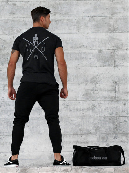 Model im schwarzen Gym Shirt, Rückenansicht mit Blackout-Print